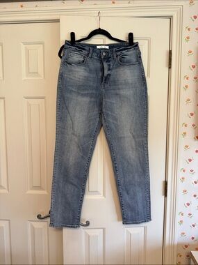 Willow & Root Straight Leg Women’s Jeans in Light Blue Wash